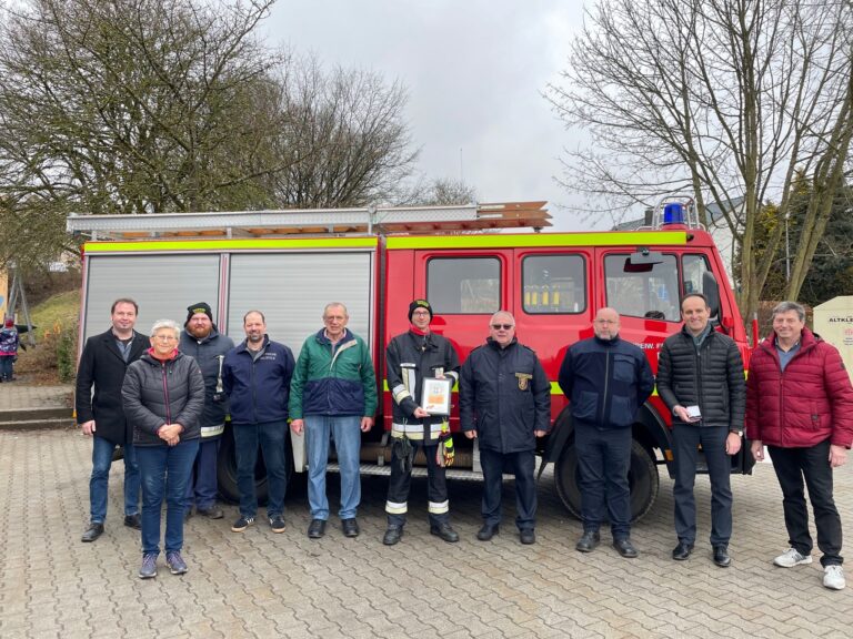 Mehr über den Artikel erfahren Gemeinde Edelsfeld spendet Feuerwehrfahrzeug