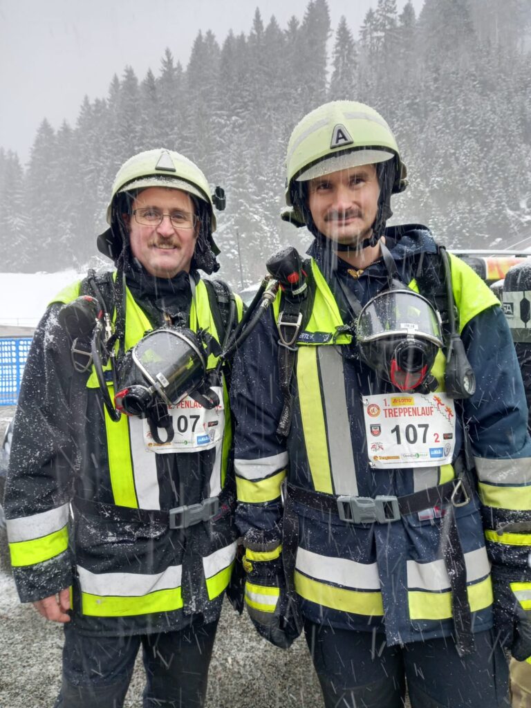 Mehr über den Artikel erfahren Feuerwehrler erklimmen Skisprungschanze