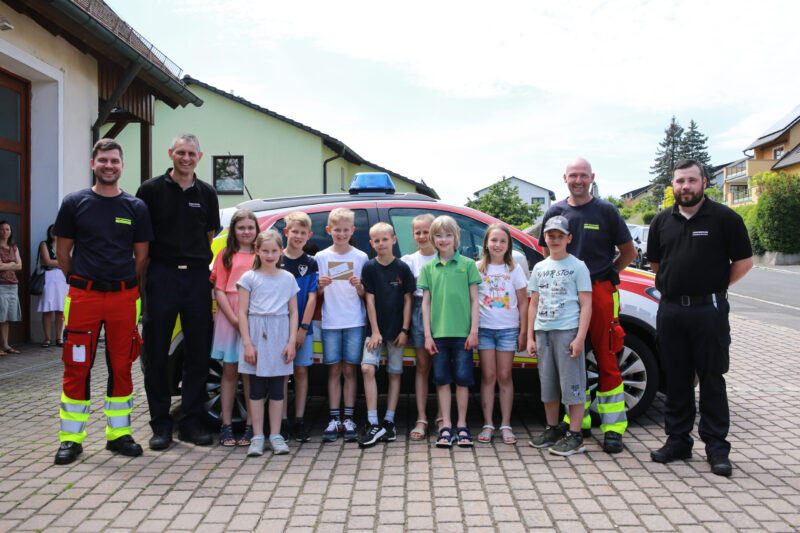 Kommunionkinder spenden an First Responder