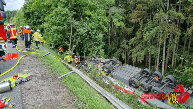 LKW mit Lebensmittel von der Fahrbahn abgekommen