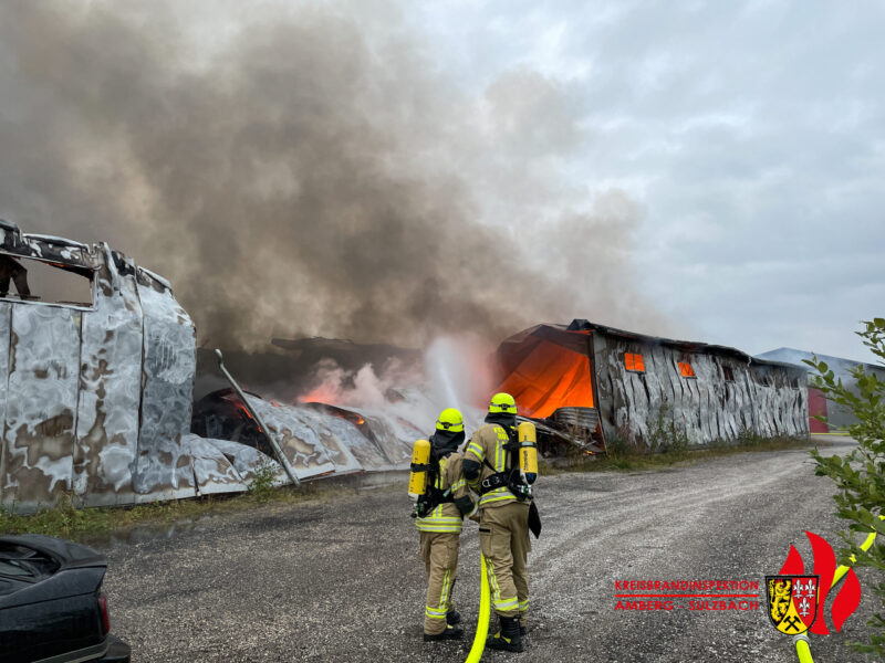 200 Einsatzkräfte bekämpfen Lagerhallenbrand