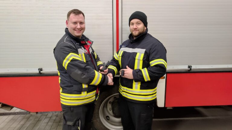 Mehr über den Artikel erfahren Feuerwehrverein spendet Funkadapter an die aktive Wehr in Neukirchen