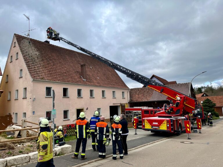 Mehr über den Artikel erfahren Feuerwehren verhindern schlimmeres bei Kaminbrand in Riglashof bei Eschenfelden