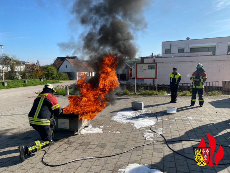 Feuerwehr trainiert Löschen mit Schaum